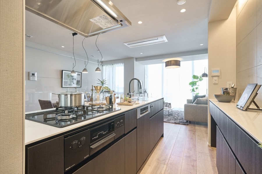 ガラストップを採用した美しく、お手入れのしやすいキッチンです。ラクな動きで道具を取り出せたり、調理中のムダな手間を省けたり、料理がさらに快適になります。