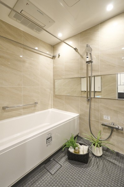 横長ミラーの効果で実際のサイズよりも広がりを感じるバスルームです。雨の日の衣類乾燥に便利な浴室乾燥機も搭載しています。