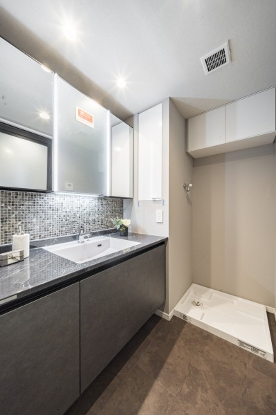 大きな鏡がラグジュアリーな印象を与え、ワンランク上のライフスタイルをつくる洗面室となっています。カウンター部分が広く、身だしなみも整えやすく、収納豊富で実用的な洗面化粧台です。