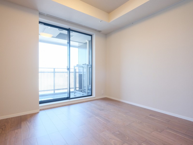 バルコニーに面した洋室1です。お部屋は明るく優しい光が入るので、快適な空間でリラックスできます。主寝室として、過ぎゆく時間をのんびりと感じることができそうです。