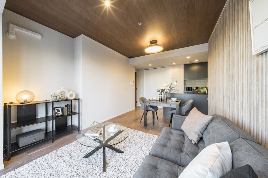 LD1面にはエコカラットを採用しており、調湿、脱臭といった機能性とデザイン性を兼ね備えた仕上がりとなっています。床暖房を完備、冬も足元から暖かく、家族が自然と集まる団らんのスペースになりそうです。