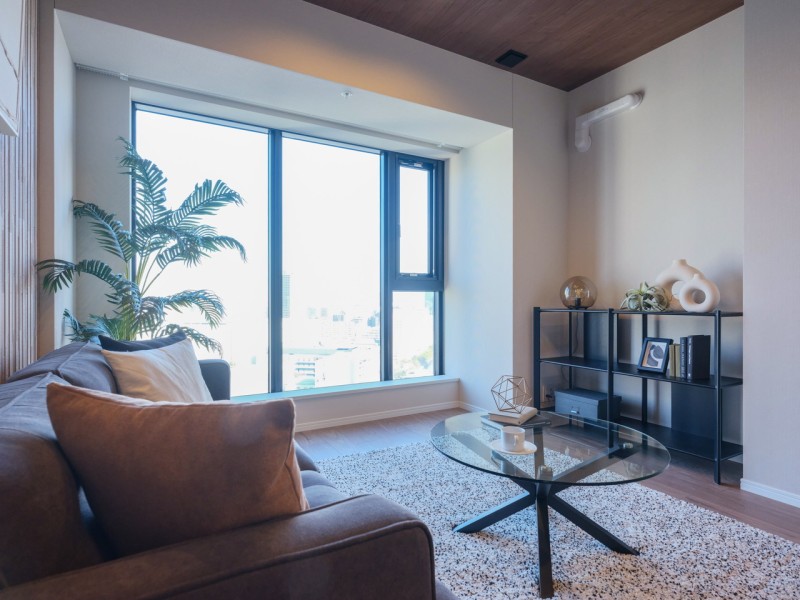 窓からたっぷりの光が注がれる、安らぎのリビングダイニングです。心地よい時間が流れるお部屋は、都市生活のやすらぎを深める、快適な暮らしが叶う住まいです。