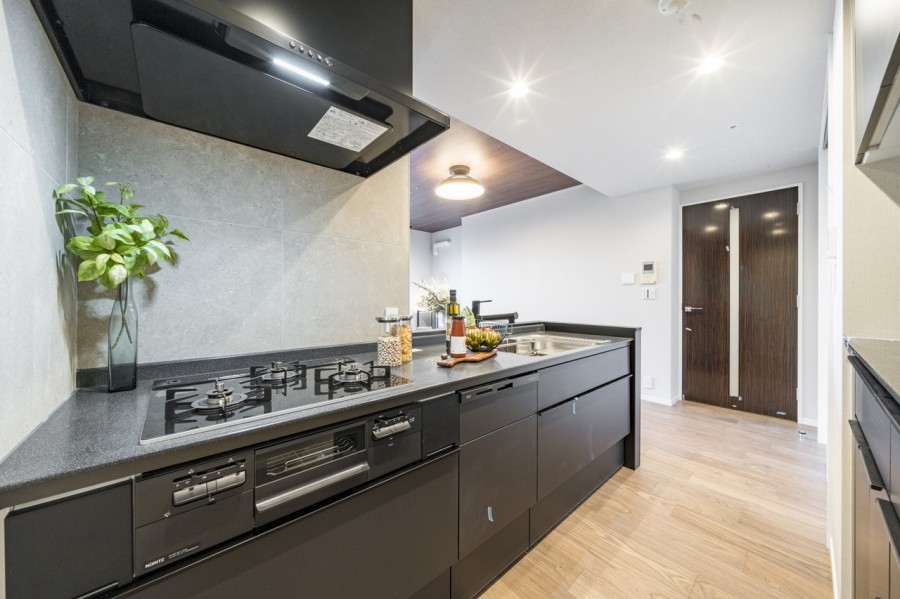 お部屋の雰囲気に溶け込む、インテリアの一部のようなキッチンです。重厚感のあるお色味がお部屋にアクセントをもたらし、ラグジュアリーな雰囲気を醸し出します。