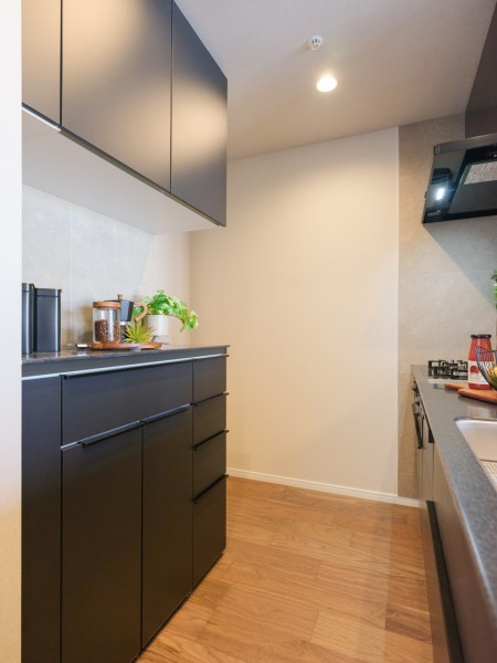 背面にはキッチンとお揃いのカップボードがあります。家電や食器等の収納に便利で、キッチンをすっきりとお使いいただけます。