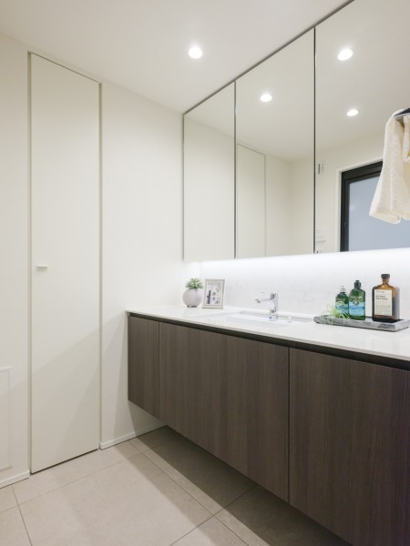 大きな鏡がラグジュアリーな印象を与え、ワンランク上のライフスタイルをつくる洗面室となっています。入浴後の豊かな時間を演出し、心からくつろげるプライベート空間です。