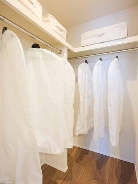 洋室1のウォークインクローゼットです。枕棚もしっかりとあるので衣類や鞄、かさばりやすいアウターなど、たっぷりと収納できます。