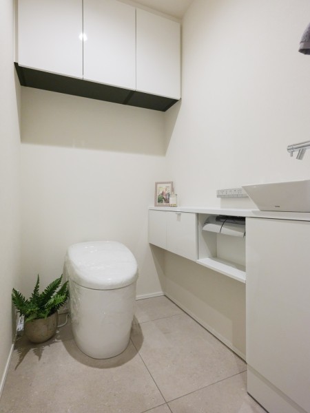 シックでまとめられたレストルームは安らぎのスペースです。カウンターや吊戸棚、手洗い場など有効的に使えそうな設備を設置。毎日使う場所だからこそ、清潔感と使いやすさを考慮した空間です。