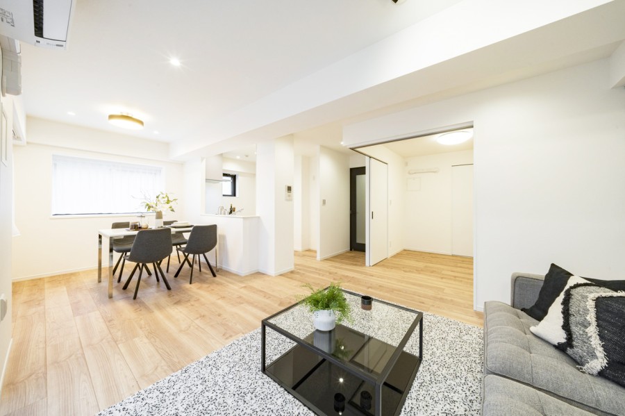 心がほっとする陽光が注がれるリビングダイニングは、開放感と安らぎを享受したのびやかな住空間です。床材にはトリニティのチェスナットを採用し、上質で温もり溢れる住まいを演出します。