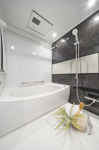 TOTO製追炊き機能付きユニットバスを新規設置しました。上質でシックな雰囲気のバスルームはくつろぎ溢れる空間です。美しいカーブと全身を包み込むような入浴感が特徴の浴槽です