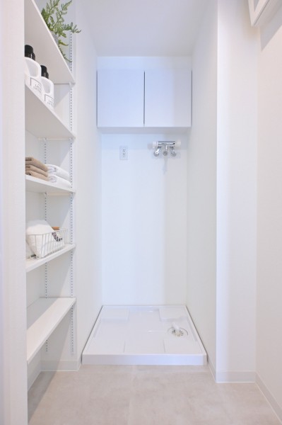 洗面室にはリネン類や洗剤などの整理に便利な収納を設置しましたので、すっきりと整頓された空間を保てます