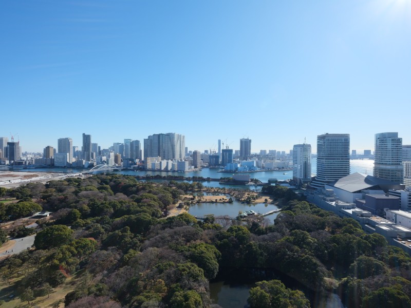 浜離宮・ベイエリアを見渡せる唯一無二のロケーションをご堪能いただける眺望です。胸のすくパノラマビューに凛とした空気が流れ込みます。