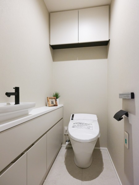 シンプルで安らぎが宿るレストルームです。LIXIL製洗浄便座付トイレを新規設置。収納も備わっているので、足元の空間もすっきりとお使いいただけます。