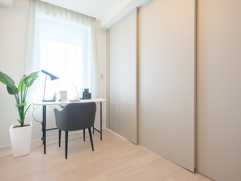 リビングに隣接した洋室2は、お部屋全体がまとまりのあるお洒落な空間に統一しやすいお部屋です。デスクを置いてスタディスペースとしてもお使いいただけます。