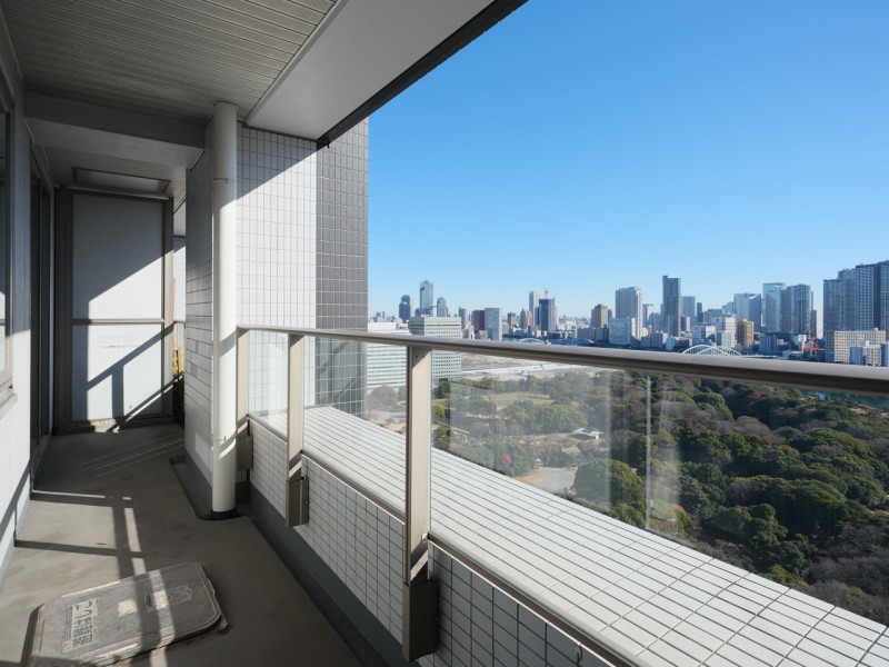 都会でありながらも豊かな緑と広々とした青空の鮮やかなコントラストが楽しめる、のびのびとした景色が広がります。バルコニーは思わず伸びをしたくなるような開放感あふれる空間です。