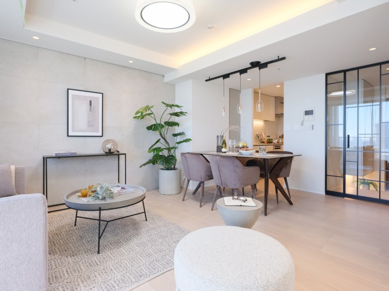 心がほっとする陽光が注がれるリビングダイニングは、開放感と安らぎを享受したのびやかな住空間です。ご家族も快適にくつろぐことができそうです。