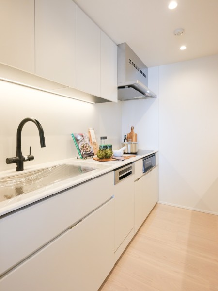 お料理に集中できるキッチンスペースです。収納豊富、作業スペースが広くとられ、油や水はね汚れのお手入れもしやすいので綺麗なキッチンを保てます。