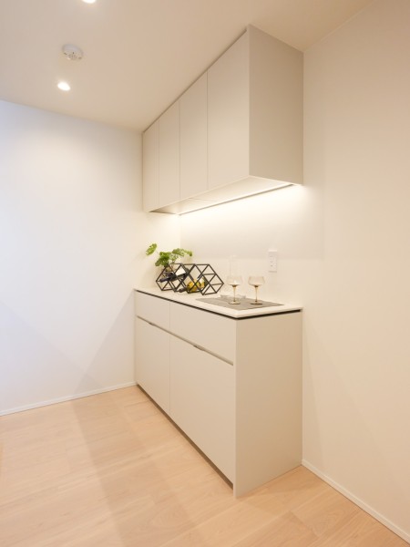 キッチン背面には収納豊富なカップボードがあります。間接照明がよりいっそう上質空間を創り出す気品溢れるキッチンです。