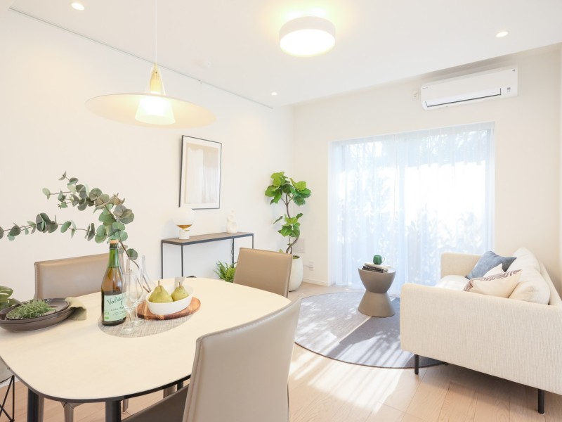 南向きの窓からたっぷりの日差しを取り込み、心安らぐ開放的なリビングダイニングです。住まう方の趣味や感性で飾っていただけるように、シンプルな内装で仕上げました。