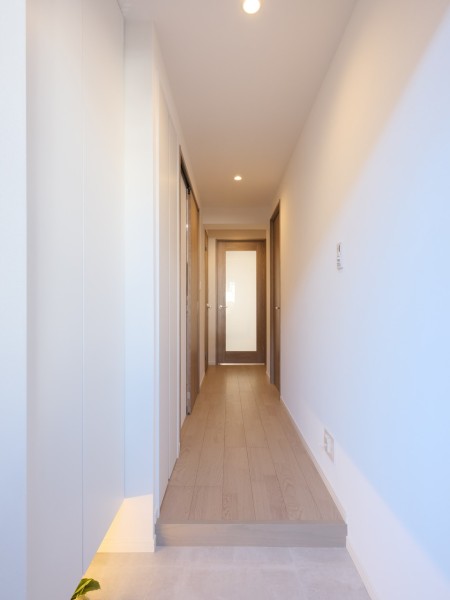 ゆとりのある廊下には収納を備え付けました。防災セットや日用品のストックなどを収納できて、使い勝手良好です♪