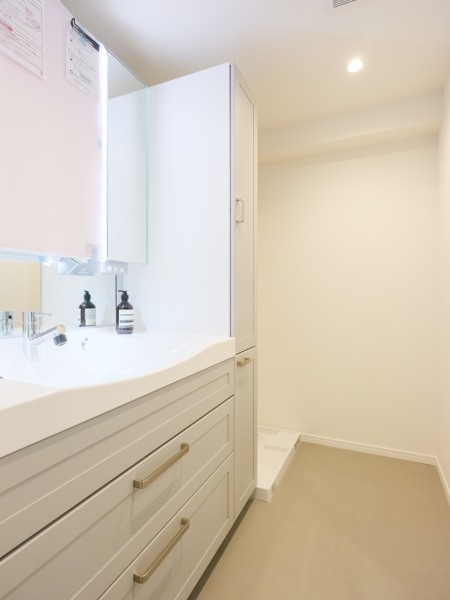 上質な空間を彩りワンランク上のライフスタイルをつくる洗面化粧台です。入浴後の豊かな時間を演出し、心からくつろげるプライベートスペースです。