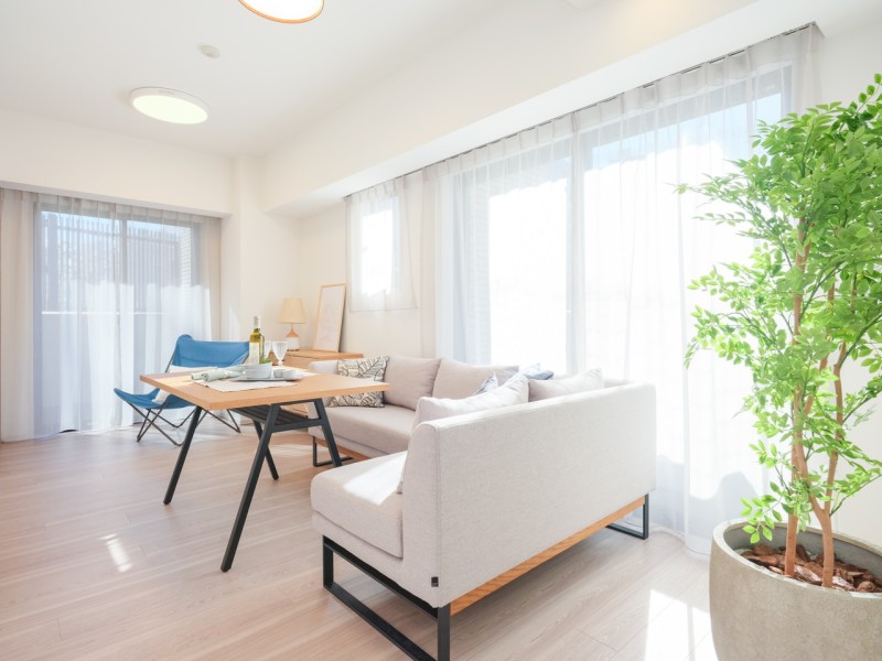 光と風を運んでくれる角部屋の二面採光で、やすらぎ溢れるLDKです。優しい色合いのフローリングがよりいっそう上品さを醸し出します。白を基調とした明るくシンプルで洗練された佇まいを感じさせるお部屋です。