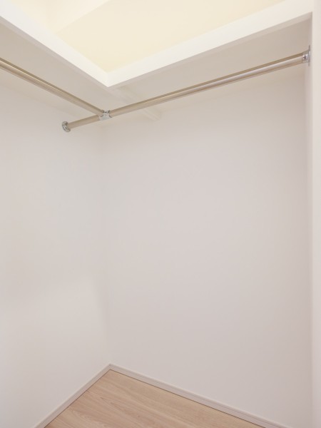 洋室1のウォークインクローゼットです。お洋服から小物までたっぷり入る充実の収納を叶えましたので、お部屋をすっきりと整頓することができます。