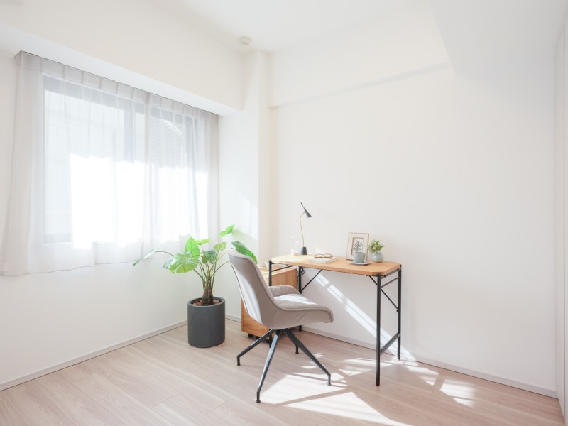 洋室3にも明るい自然光が注がれます。のびやかな空間の中で、ほっと一息つけるやすらぎの時間が流れます。お部屋は明るく優しい光が入るので、快適な空間でリラックスできます。