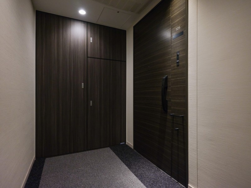 まるでホテルのような玄関扉が格調高い住まいであることを証明しています。ラグジュアリーな雰囲気の内廊下は、住む方に高い満足感を感じていただけます。
