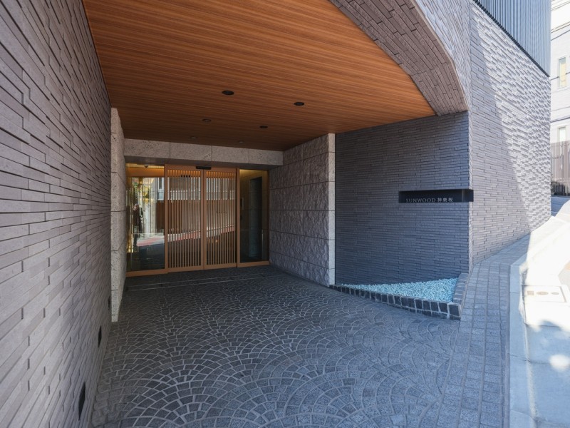 街の雰囲気と呼応するように、スタイリッシュで機能的なエントランスです。気品溢れるエントランスは、定期的にメンテナンスを行っているのでとても綺麗です。