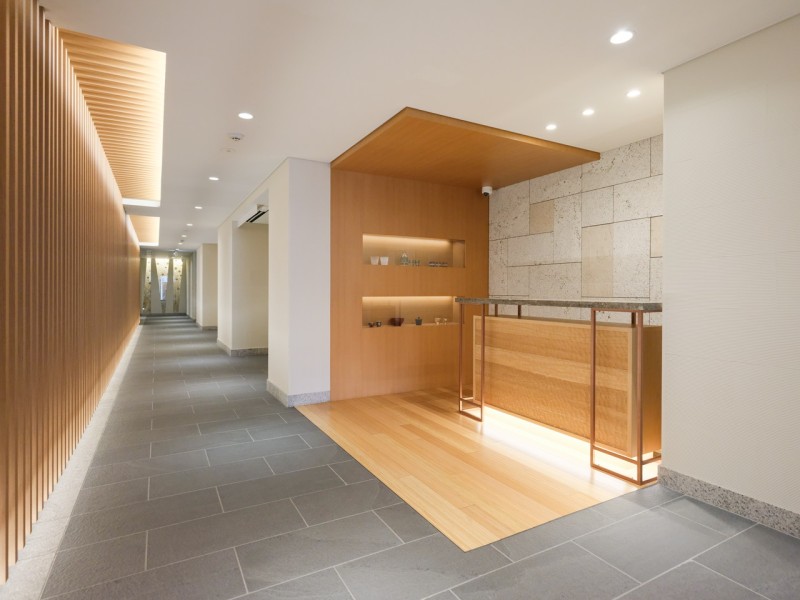 清潔に保たれたマンションエントランスロビー。ラグジュアリーな空間が快適な暮らしへと導いてくれます。管理体制も良好ですので、住みやすいマンションです。