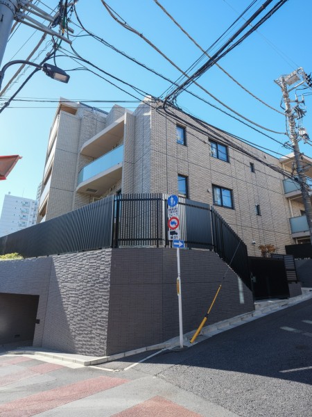 外観がスタイリッシュなデザインのサンウッド神楽坂の佇まいは落ち着いた存在感を感じさせます。建物は強固な鉄筋コンクリートの造りになっているので、長期間安心してお住まいいただけます。