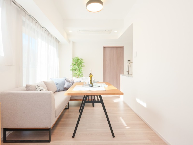 お部屋は自然の優しい温もりを添えた居心地の良い内装です。床暖房を完備、冬も足元から暖かく、家族が自然と集まる団らんのスペースになりそうです。エアコンも一基備え付けです。