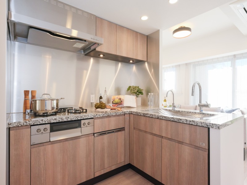 お部屋の雰囲気に溶け込む、インテリアの一部のようなオープンキッチンです。コンロ側は壁付けになっているので、お手入れラクラクです♪ガラストップのガスコンロは油汚れも簡単に落とせます◎。