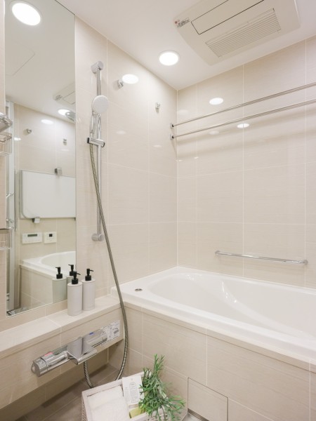 淡い色味のパネルに囲まれ、やすらぎとあたたかみを感じられるバスルームです。1日の緊張をほぐし、心も身体もリラックスできるミストサウナ付きですので、1年中快適なバスタイムをお楽しみいただけます。