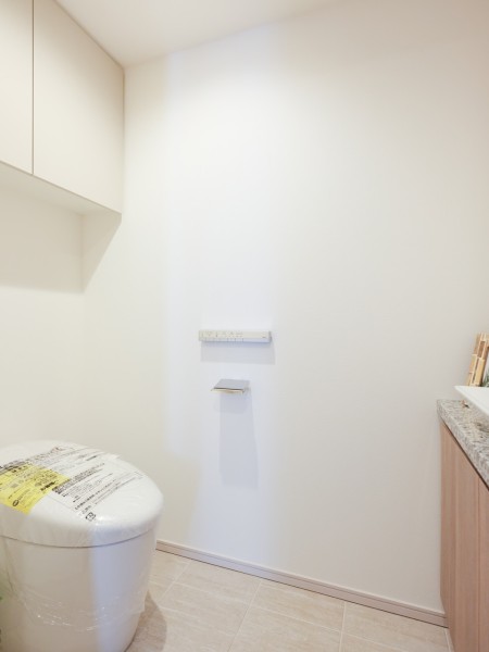 TOTO製ウォシュレット一体型のタンクレストイレを新規交換しました。タンクが無いのですっきりとした空間です。手洗い場や収納に便利なカウンターも備え付けです。