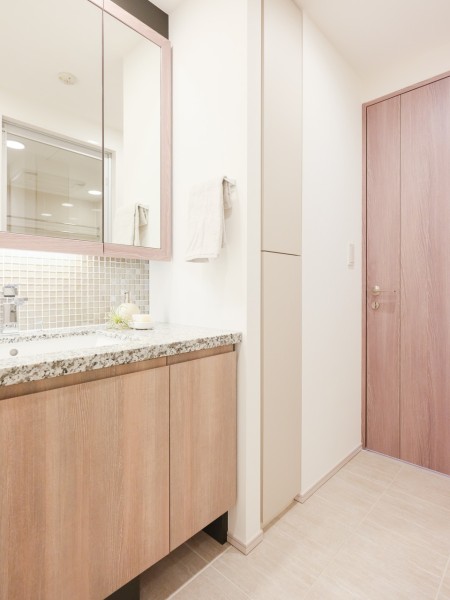 入浴後の豊かな時間を演出し、心からくつろげるプライベートスペースの洗面化粧台です。豊かな洗面空間での暮らしを、毎日お楽しみいただけます。