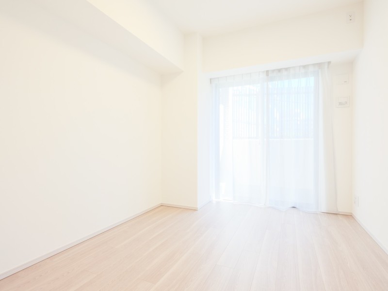 リビングからいちばん離れた洋室１は、プライべート時間を満喫できるお部屋です。南東向きのバルコニーに隣接しているので差し込む光が心地よいです♪ウォークインクローゼットが設けられているため、居住空間を広くお使いいただけます。