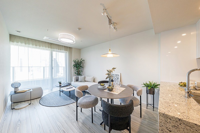 約14.6帖のゆとりあるLDKです。よりいっそう開放感を演出する大きな窓からは、柔らかな自然光が差し込み心地よい時間が流れます。