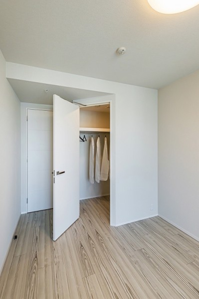 洋室1：ウォークインクローゼット付きで居室部分を広々とお使いいただけるので、主寝室にぴったりです。