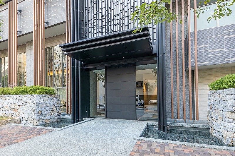 上質な居住空間へやさしく誘うエントランスです。モダンで清潔感漂う共用部が、明日への活力を与えてくれるマンションです。