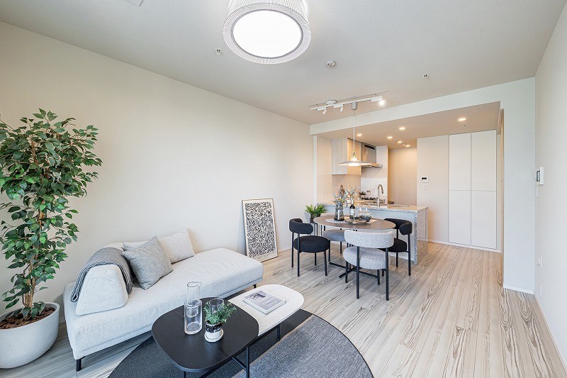 床暖房が敷設され、大切なペットも一緒に、ご家族みなさんが一年中快適にお過ごしいただけます。流行を先駆けながら、安らぎを感じる居住空間です。