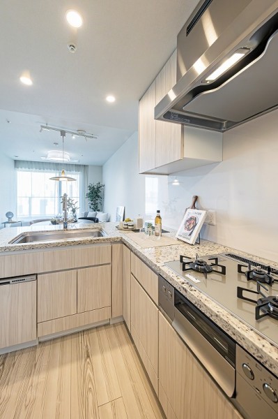 ガラストップを採用した美しく、お手入れのしやすいキッチンです。開放的なオープンキッチンは、住まいと暮らしにフィットするデザイン性と機能性を兼ね備えています。