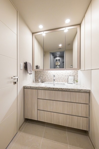 使うたびに心に気品とゆとりを与えてくれるホテルライクな洗面化粧台です。豊かな洗面空間での暮らしを、毎日お楽しみいただけます