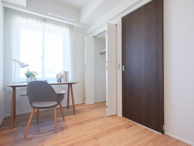 穏やかな自然光が注がれる洋室2です。寝室としても、勉強や読書など落ち着いて作業したいときにもぴったりです。