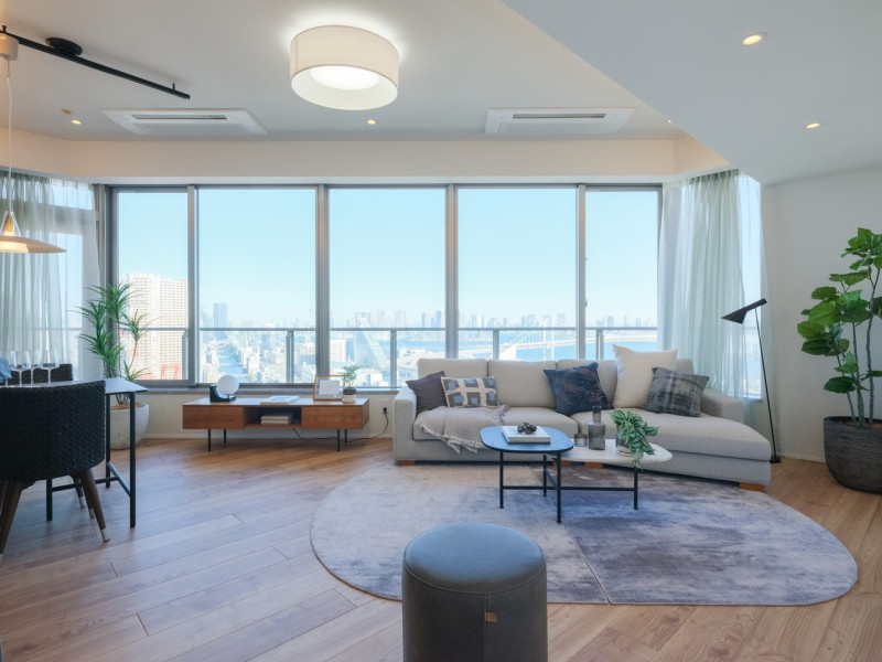 リビングに入ってすぐに目に飛び込んでくる開放的な窓からは、レインボーブリッジを望むパノラマビューが広がっています。夜になれば素晴らしい夜景も楽しめます。