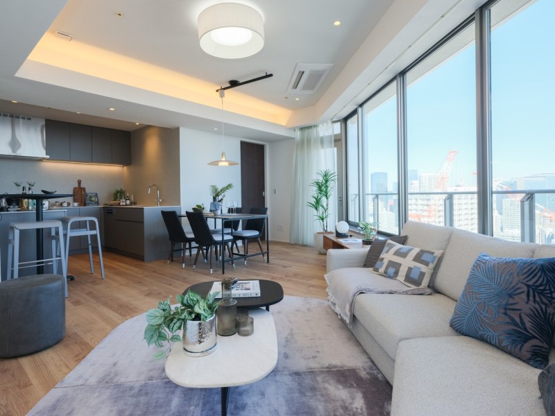 34階部分の窓から降り注ぐ心地よい自然光と時間が訪れ、明日への活力を養うことができる居心地の良いリビングダイニングキッチンです。ご家族も快適にくつろぐことができそうです。