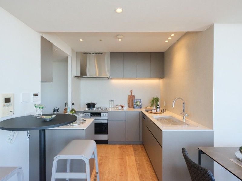 快適な機能とデザイン性が魅力の田中工藝製システムキッチンを新規設置。約4.8帖のキッチンは作業スペースが広々と使えますので、お料理好きな方にもご満足いただけるキッチンです。