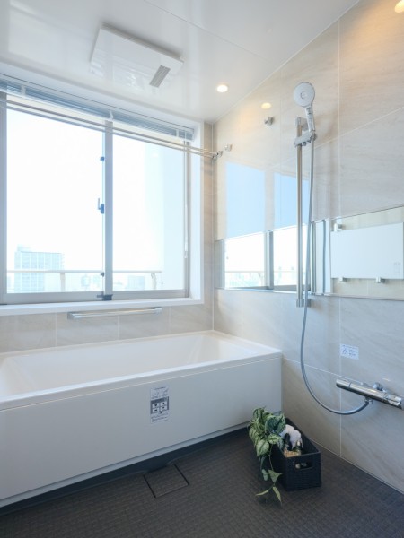 LIXIL製ユニットバスを新規設置。窓が付いているので自然な明かりを取り込むことができ、明るく開放的な空間です。1620サイズでゆったりとおくつろぎいただけるバスルームです。