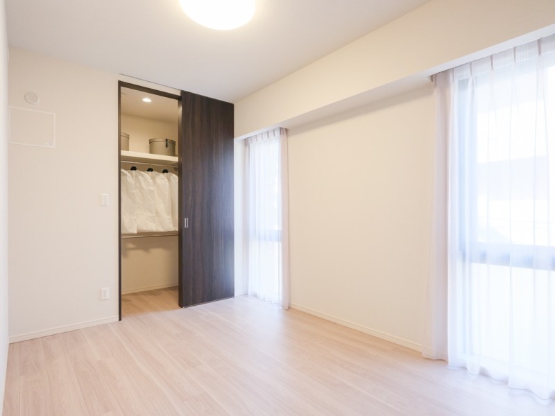 洋室１には頼もしい収納力を持つウォークインクローゼットを備え付けました。居室部分を広々とお使いいただけます。