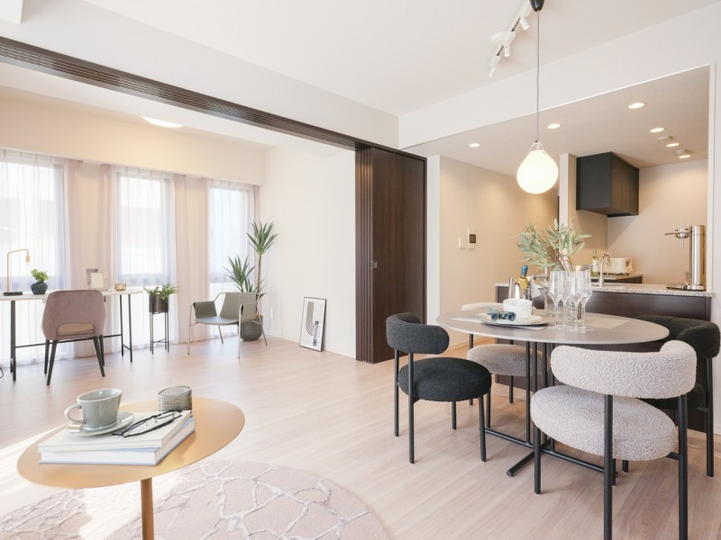 引き戸を開放することで、お隣の洋室と合わせて約17帖の拡張リビングダイニングとしてもお使いいただける開放的なお部屋です。